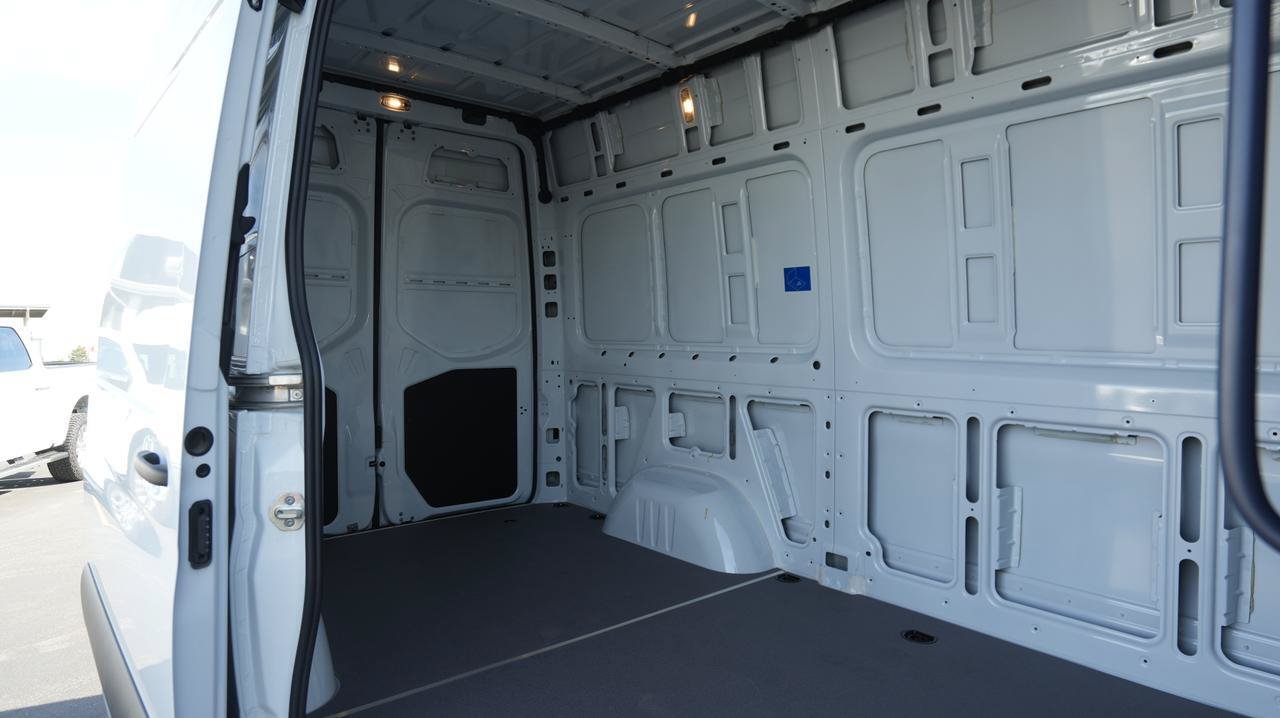 Used 2024 Mercedes-Benz Sprinter 2500 image 8