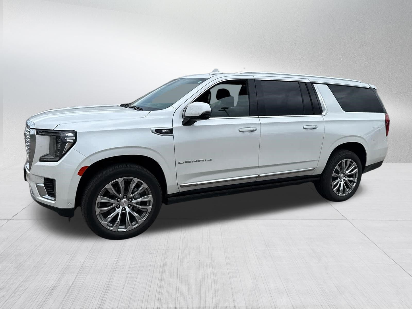 Used 2023 GMC Yukon XL Denali w/ Denali Reserve Package AWD/4WD image 5