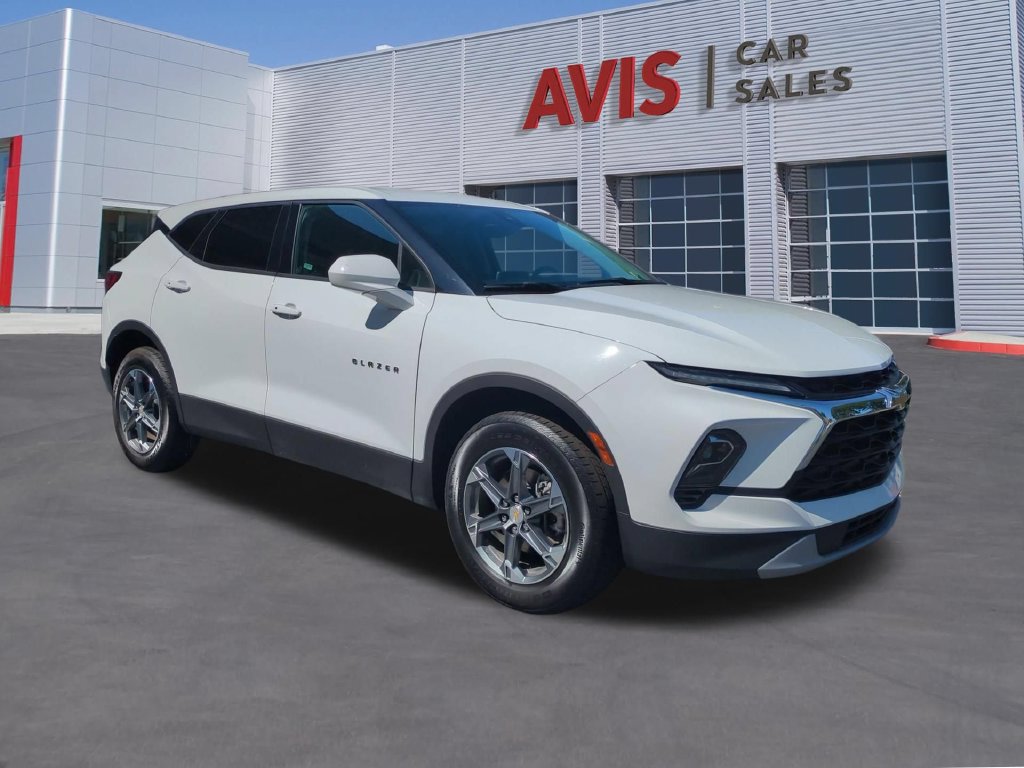 Used 2025 Chevrolet Blazer LT FWD image 3