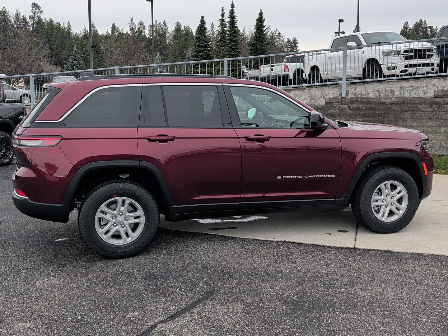 New 2025 Jeep Grand Cherokee Laredo image 5