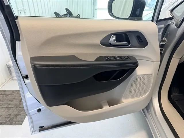 Used 2024 Chrysler Pacifica Touring-L FWD image 8