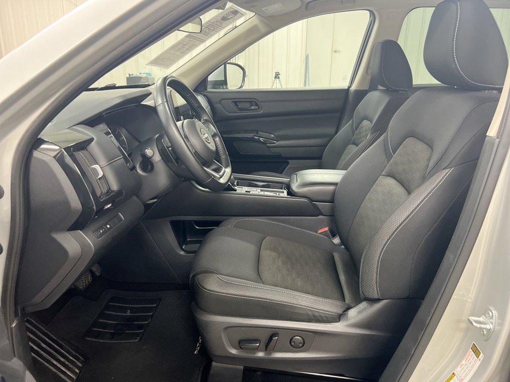 Used 2024 Nissan Pathfinder SV FWD image 19