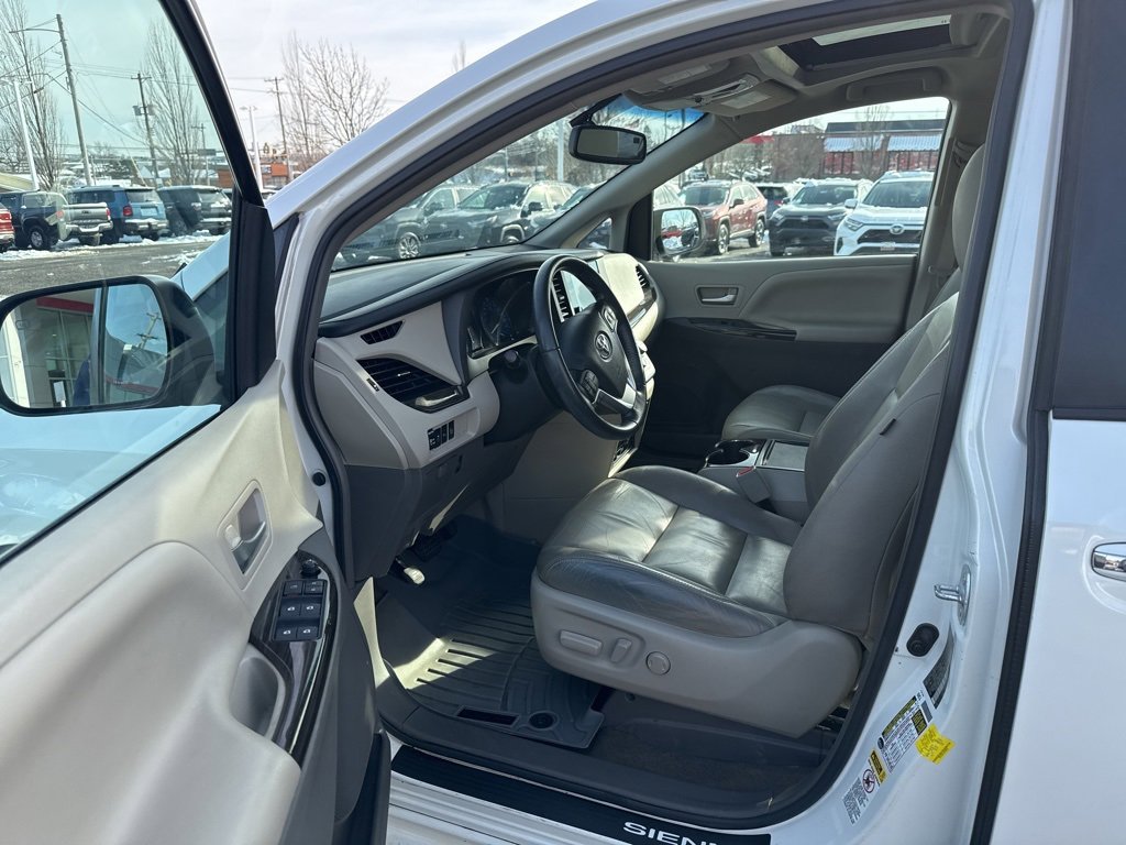 Used 2016 Toyota Sienna XLE Premium image 9