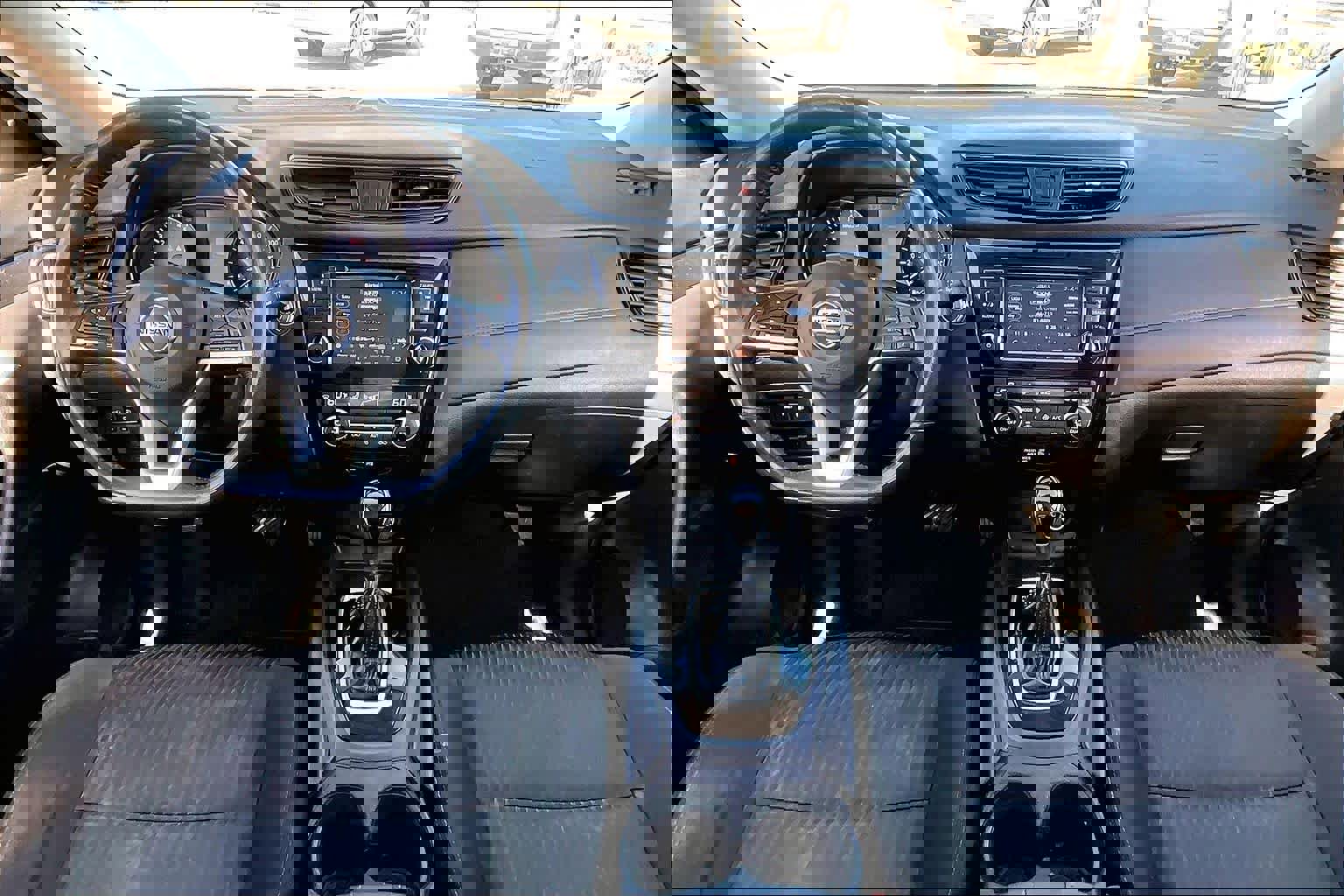 Used 2018 Nissan Rogue SV image 16