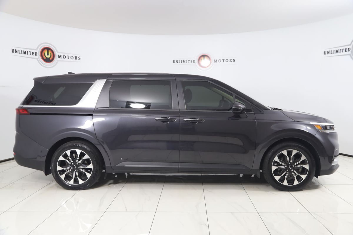 Used 2024 Kia Carnival EX FWD image 2