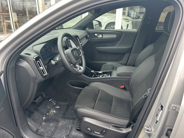 Certified 2025 Volvo XC40 B5 Plus image 17