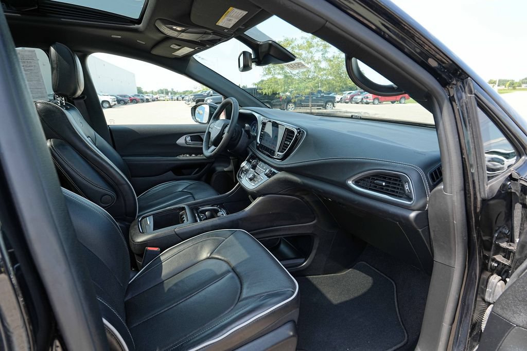 Used 2025 Chrysler Pacifica Limited FWD image 22
