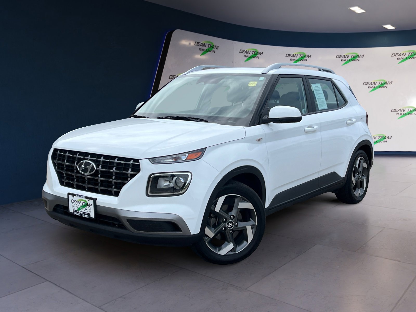 Used 2024 Hyundai Venue SEL image 3