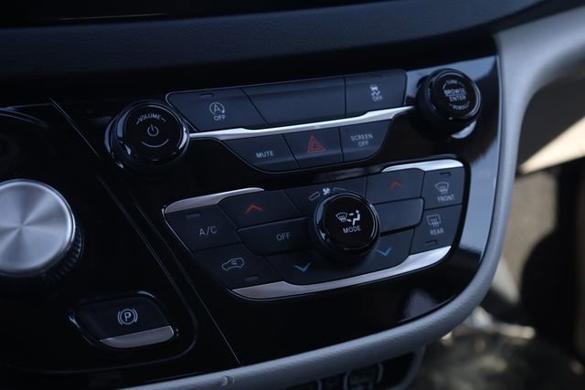 Used 2023 Chrysler Voyager LX image 18