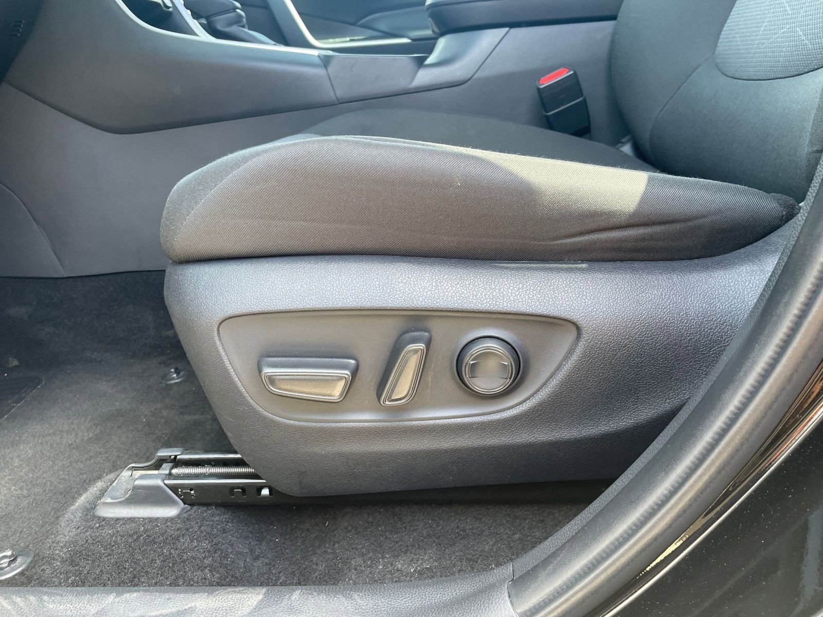 Used 2025 Toyota RAV4 XLE w/ Convenience Package image 22