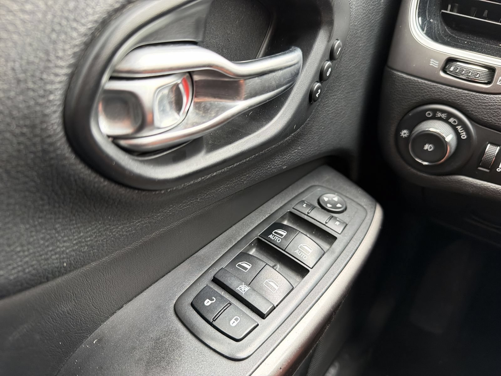 Used 2019 Jeep Cherokee Limited AWD/4WD image 26