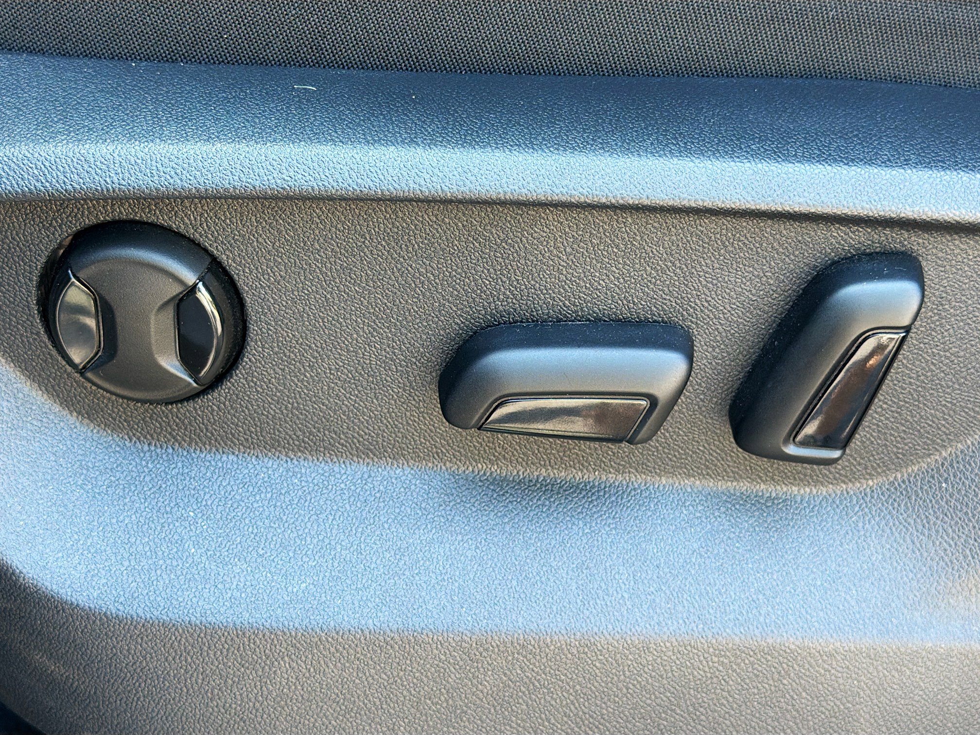 Used 2025 Volkswagen Atlas Cross Sport SE image 25