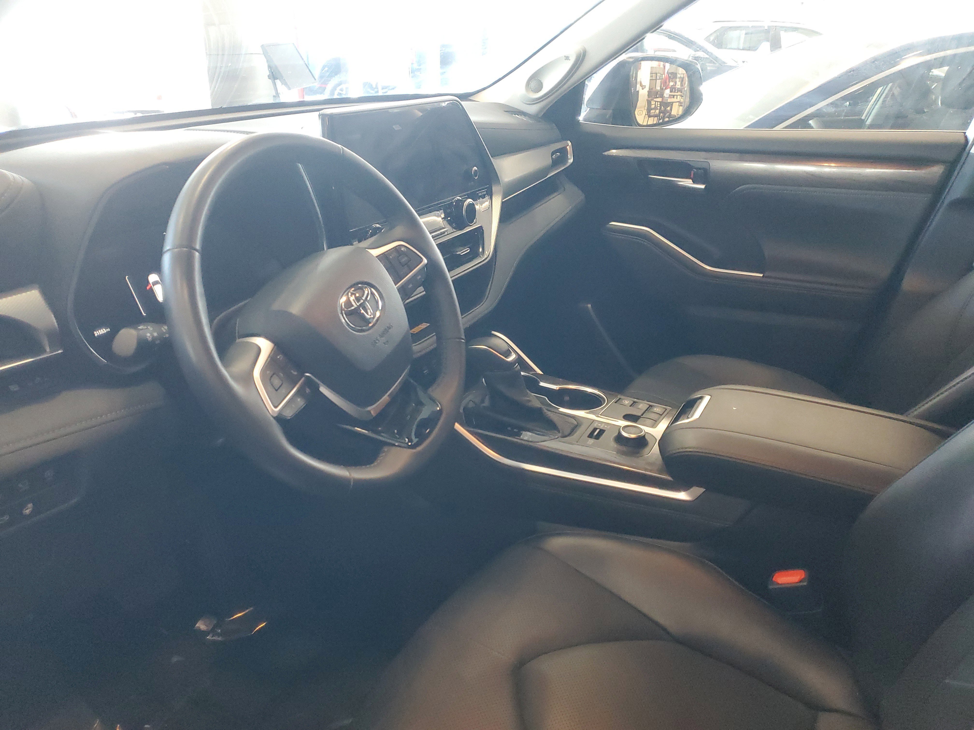 Certified 2025 Toyota Highlander Platinum AWD/4WD image 14