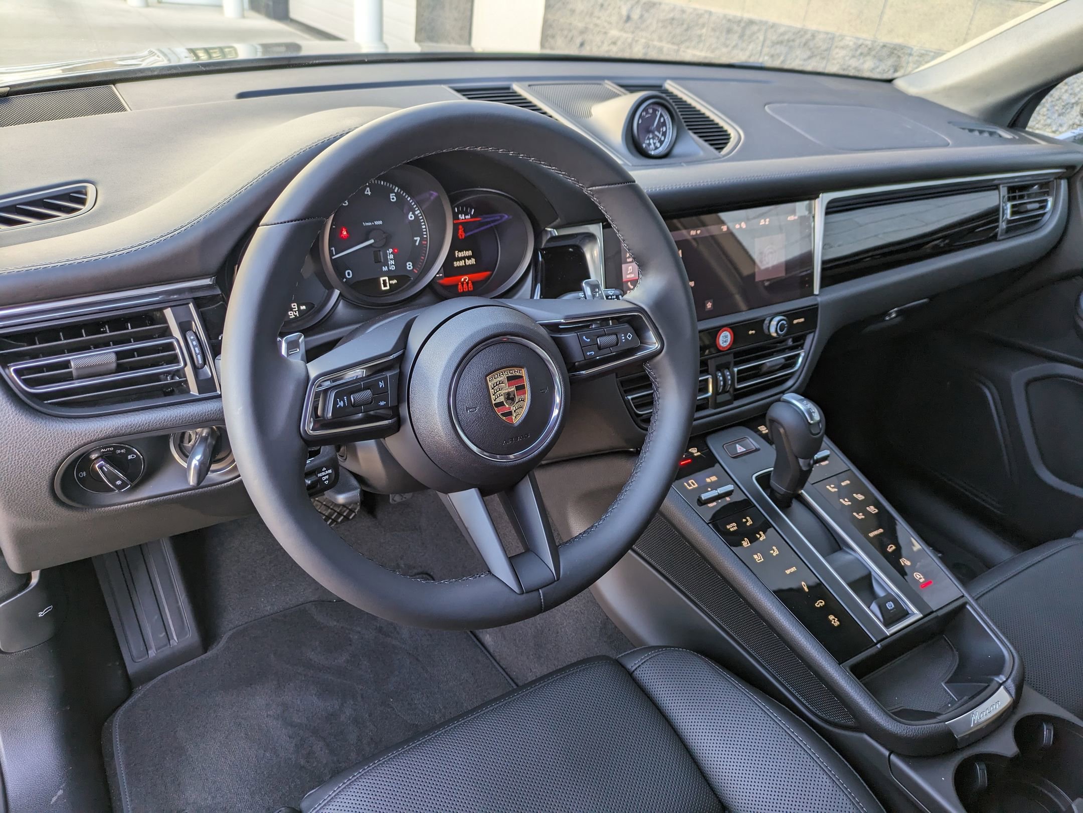 Certified 2025 Porsche Macan image 4