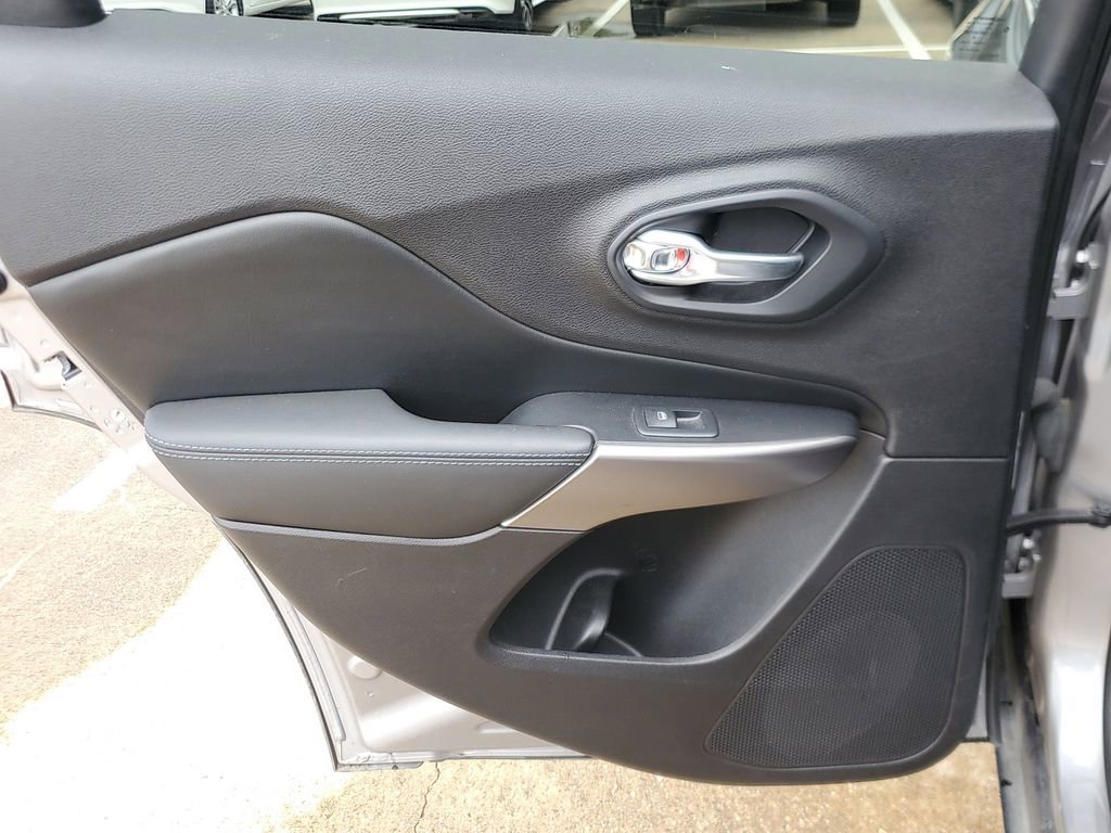 Used 2019 Jeep Cherokee Latitude Plus FWD image 9