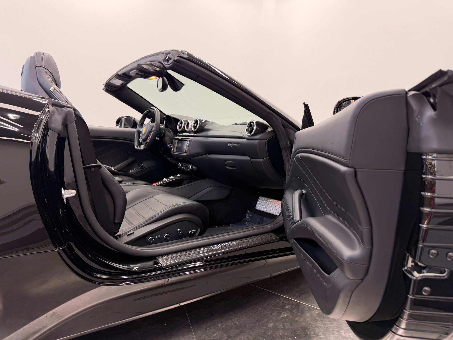Used 2016 Ferrari California T RWD image 22
