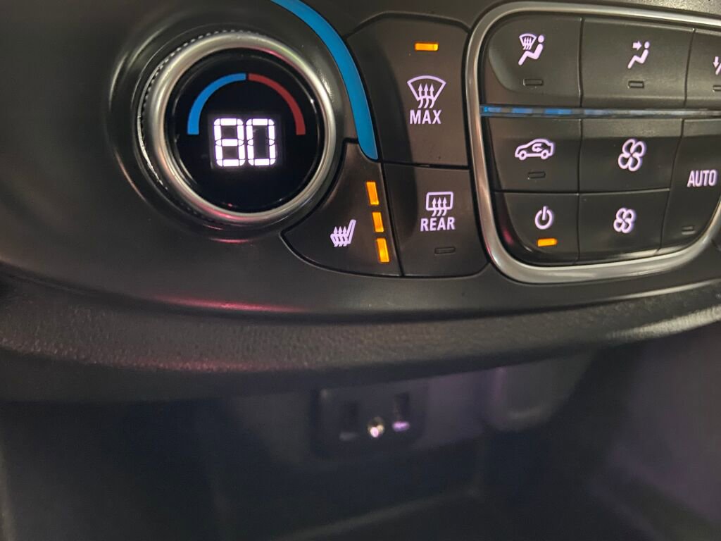 Used 2019 Chevrolet Traverse LT w/ LT Premium Package image 18