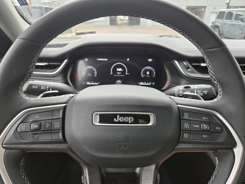 Used 2023 Jeep Grand Cherokee Limited w/ Luxury Tech Group II AWD/4WD image 16