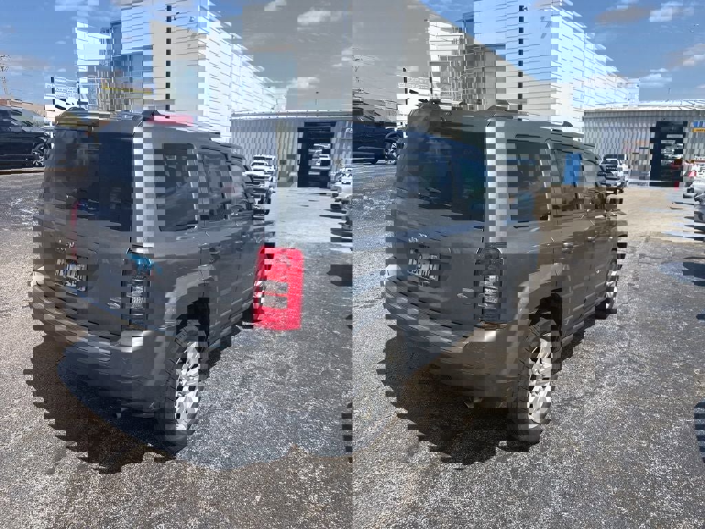 Used 2011 Jeep Patriot Latitude FWD image 5