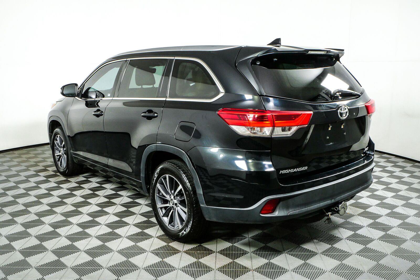 Used 2018 Toyota Highlander XLE FWD image 28