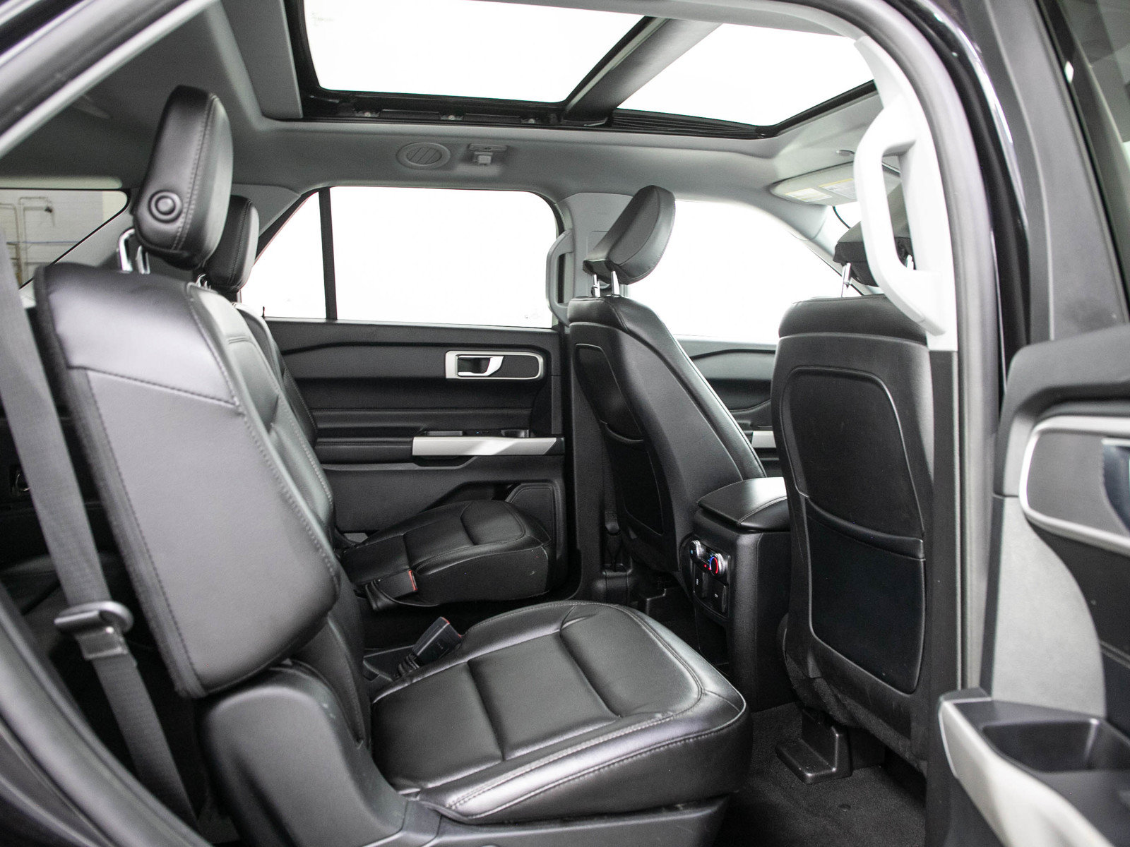 Used 2020 Ford Explorer XLT w/ Equipment Group 202A AWD/4WD image 15