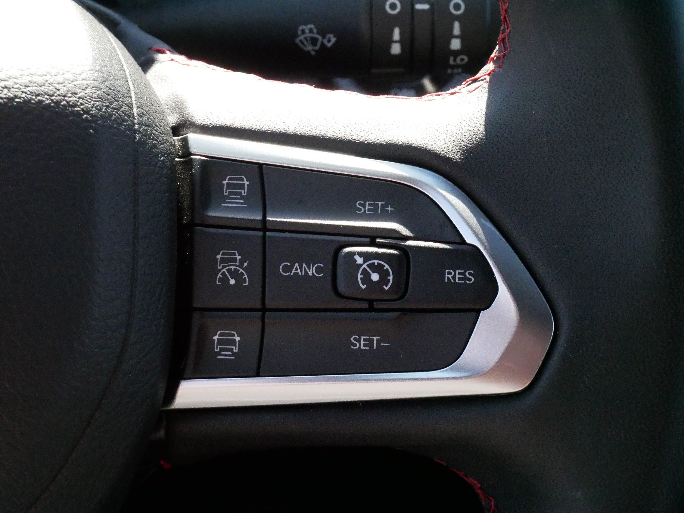 Used 2025 Jeep Compass Trailhawk AWD/4WD image 25