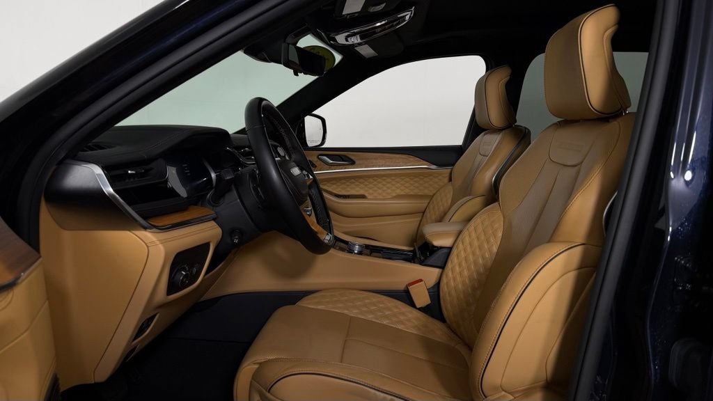 Used 2023 Jeep Grand Cherokee Summit AWD/4WD image 16
