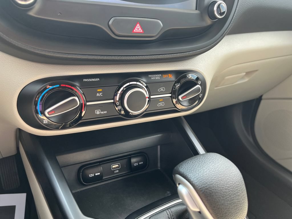 Used 2025 Kia Soul LX w/ LX Technology Package FWD image 21