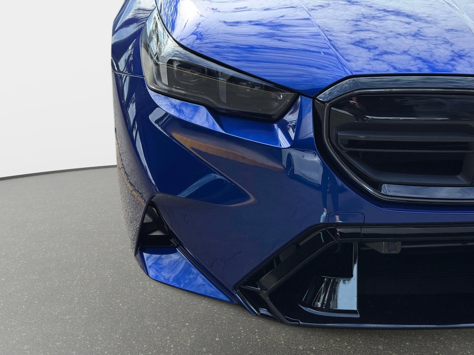 Used 2025 BMW M5 w/ Carbon Package image 9