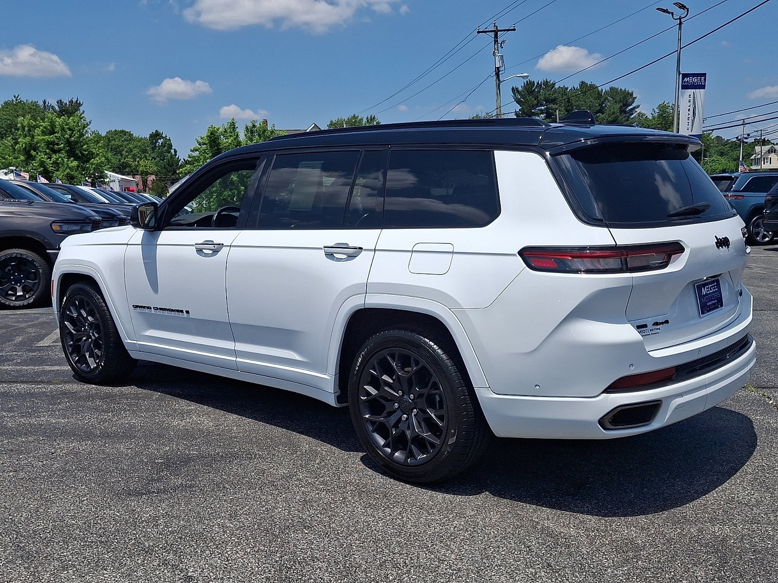Used 2023 Jeep Grand Cherokee L Summit AWD/4WD image 4