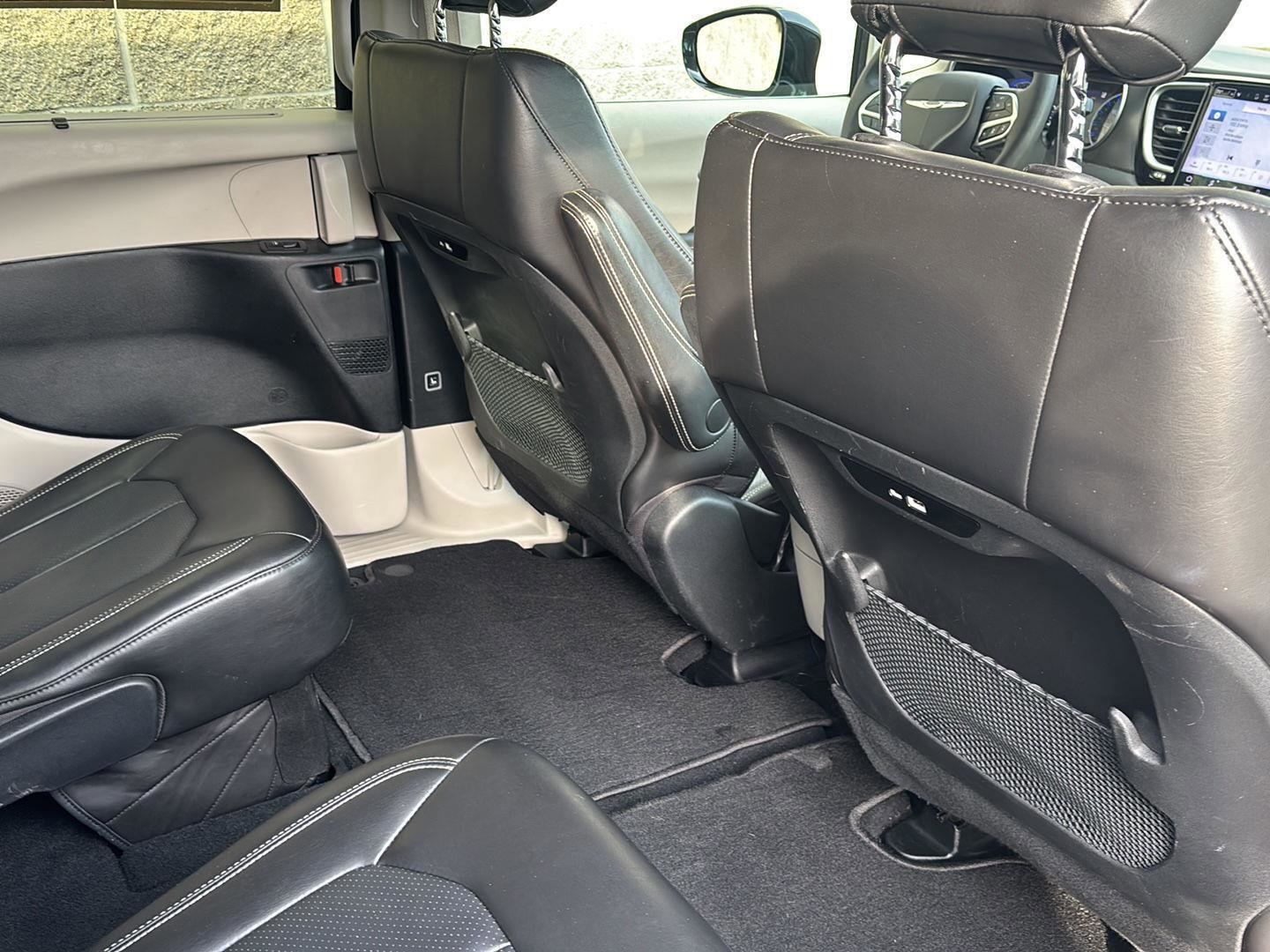 Used 2024 Chrysler Pacifica Touring-L FWD image 23