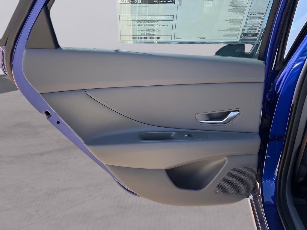 Used 2025 Hyundai Elantra Sport image 13