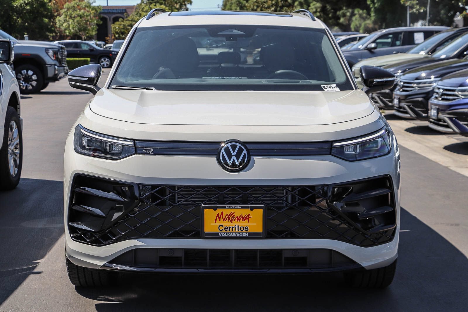 New 2026 Volkswagen Tiguan SE R-Line FWD image 2