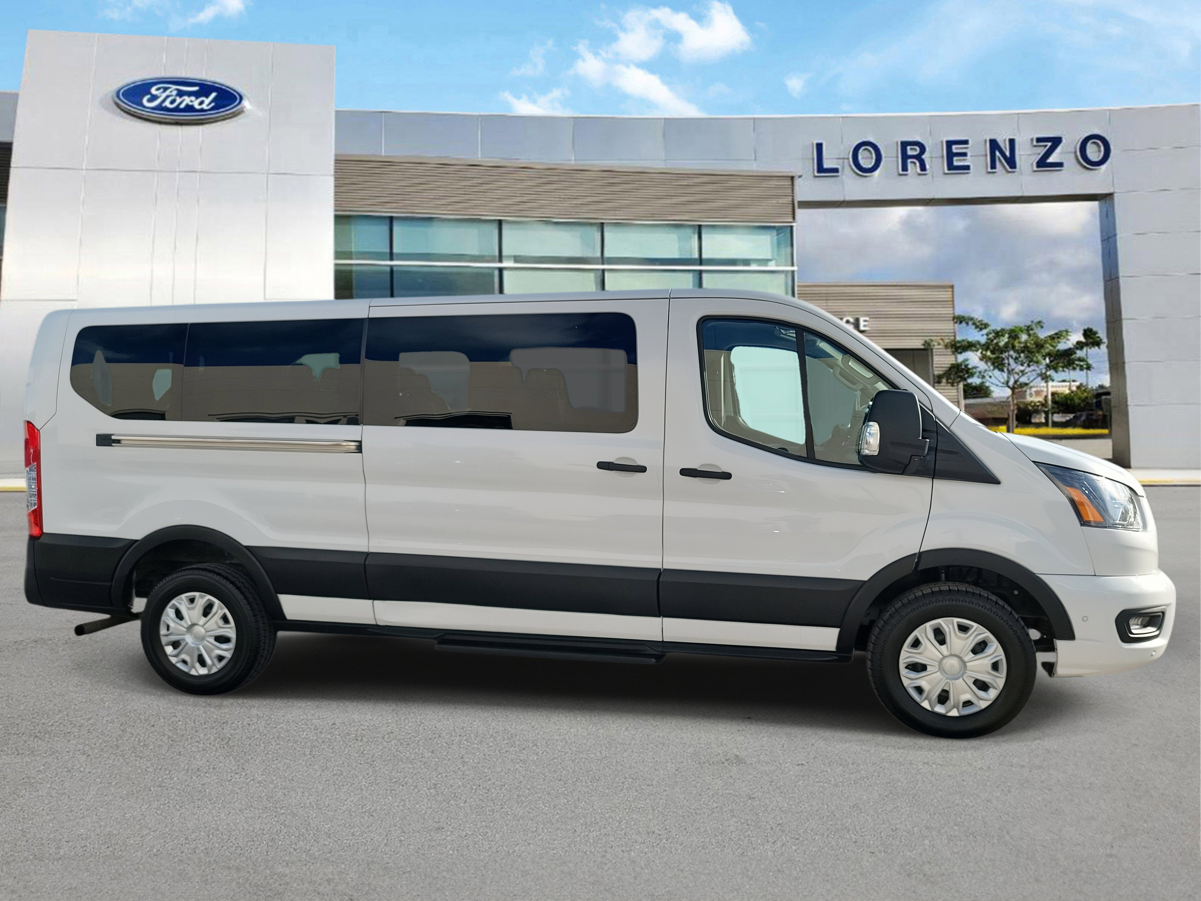 Used 2023 Ford Transit 350 XLT image 4