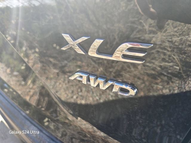 Used 2022 Toyota Corolla Cross XLE w/ Convenience Package image 9