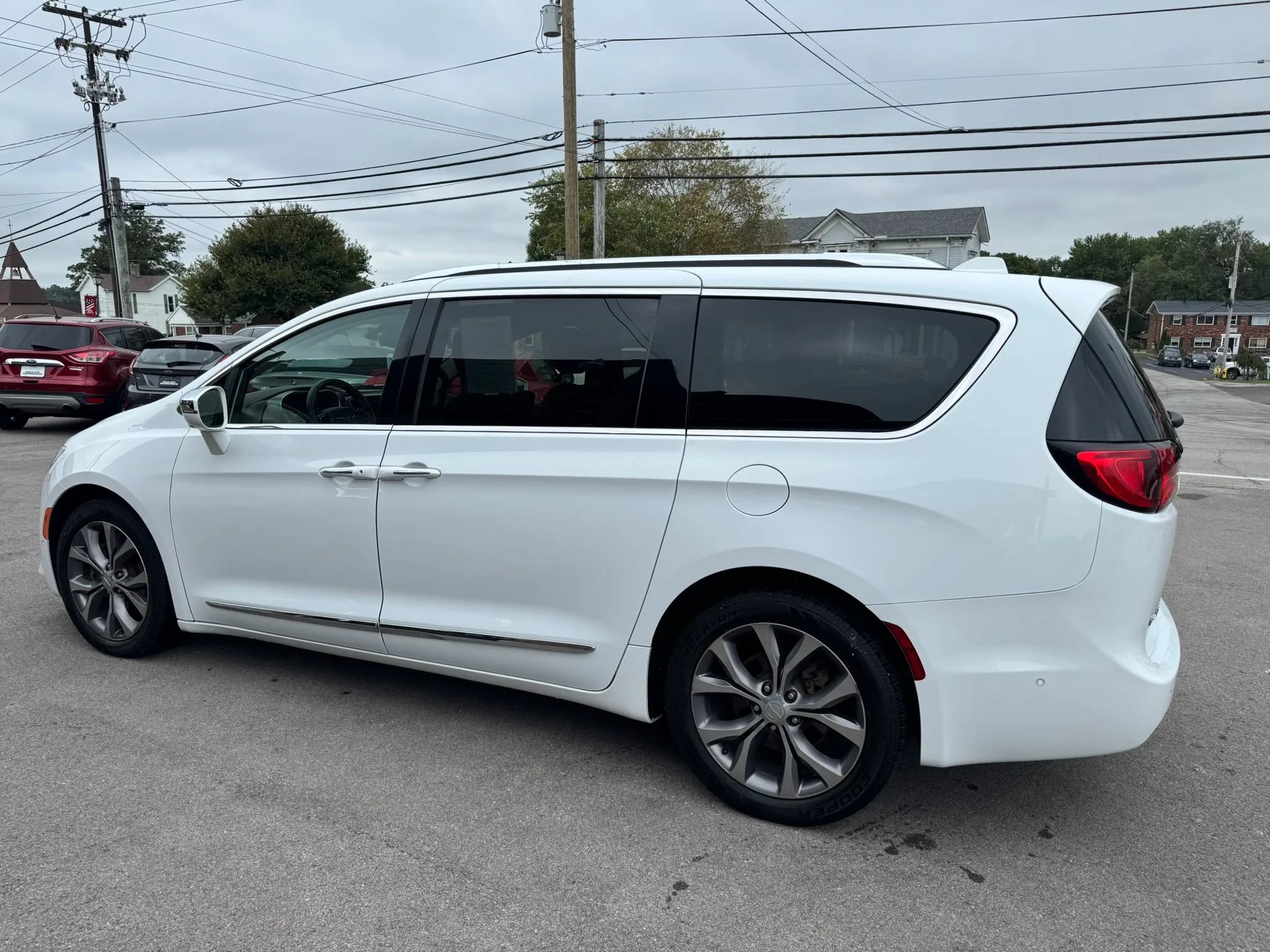 Used 2018 Chrysler Pacifica Limited w/ Tire & Wheel Group FWD image 8
