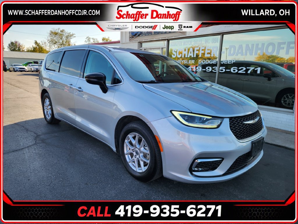 Used 2024 Chrysler Pacifica Touring-L FWD image 1