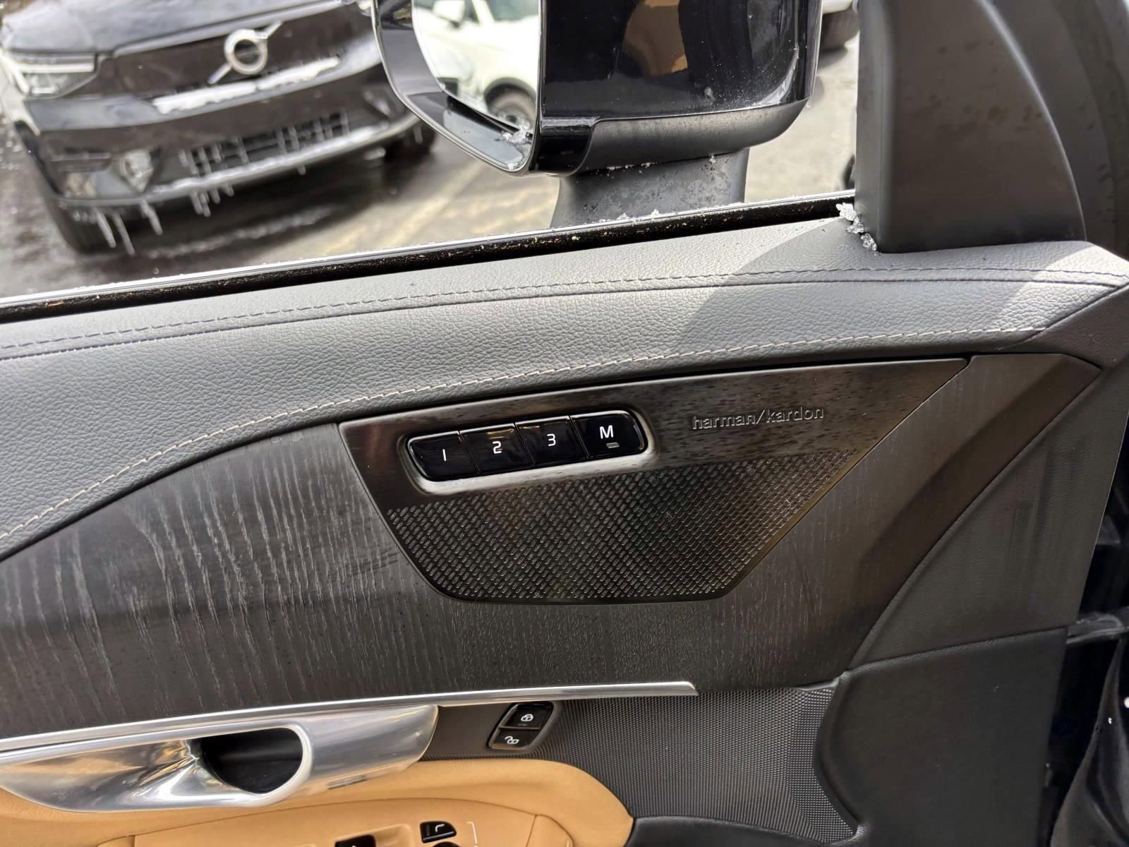 Used 2023 Volvo XC90 B6 Ultimate w/ Protection Package Premier image 12