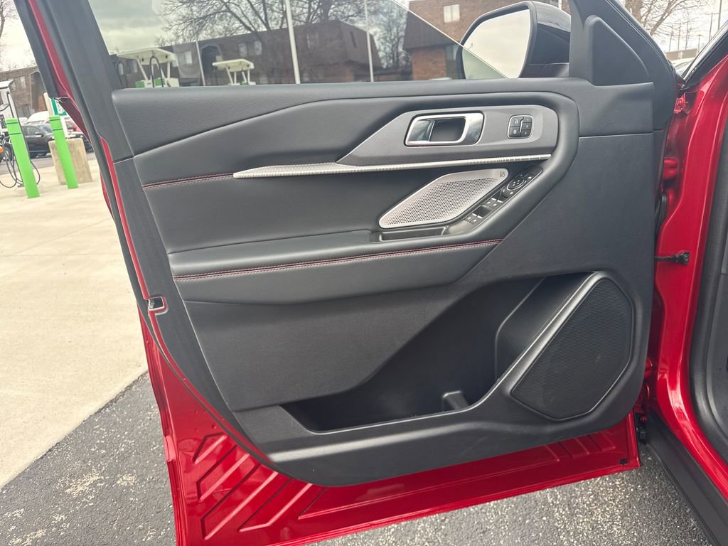Used 2025 Ford Explorer ST image 32