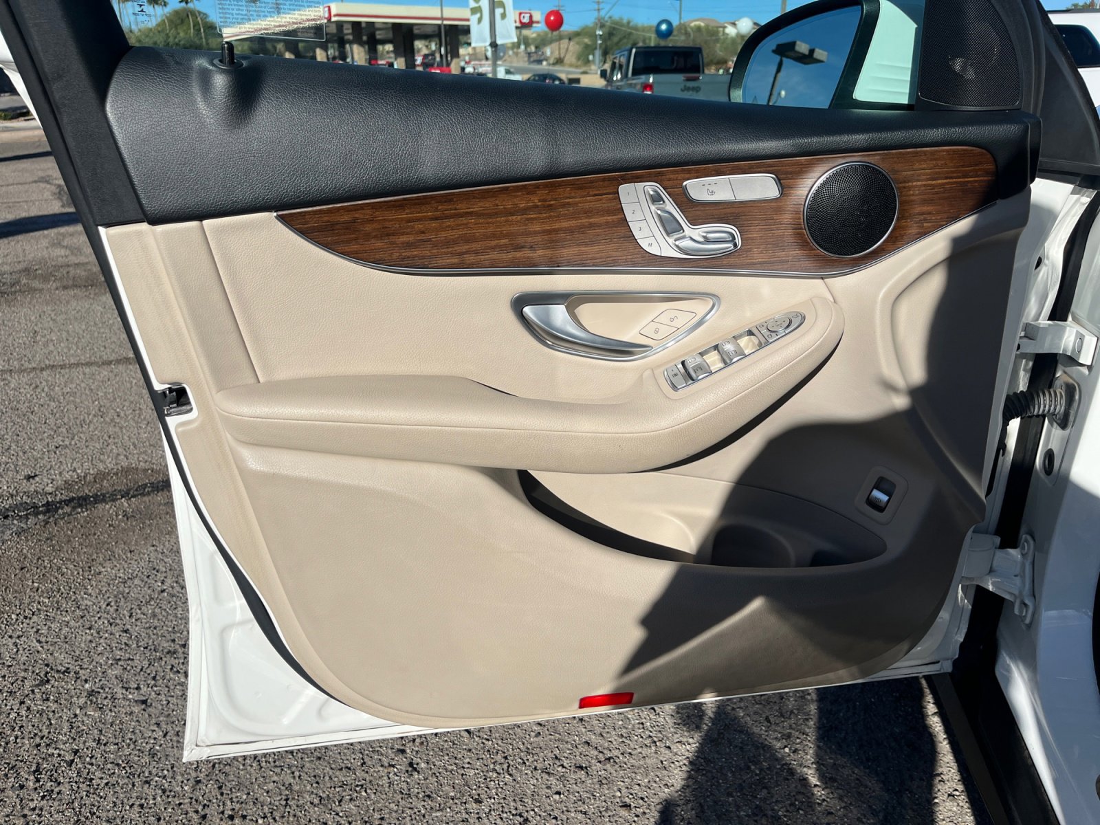 Used 2022 Mercedes-Benz GLC 300 4MATIC image 13