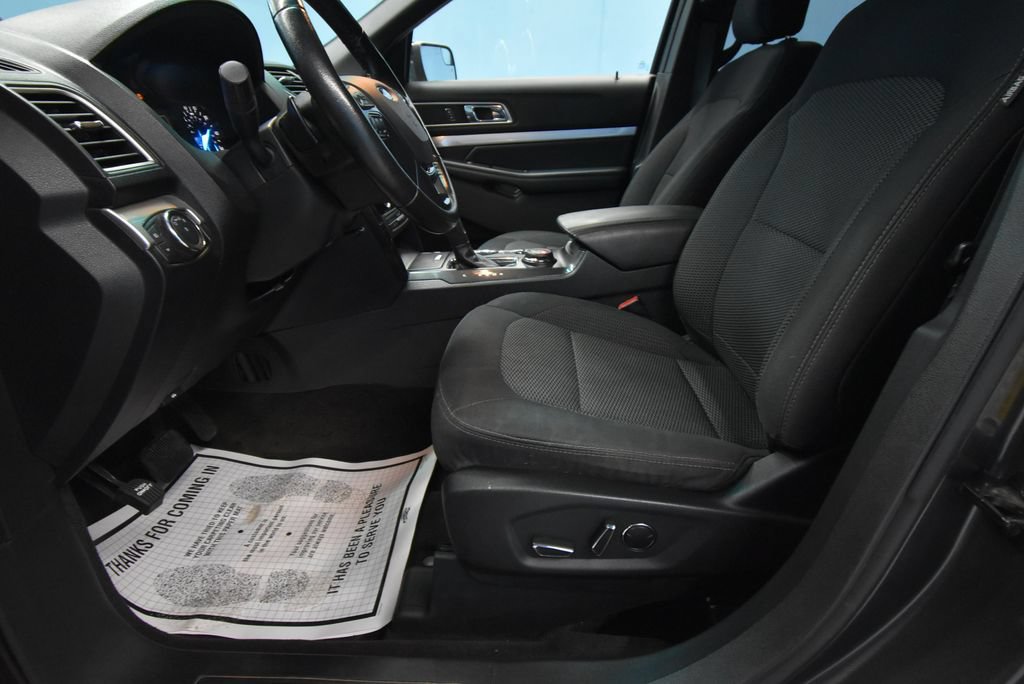 Used 2017 Ford Explorer XLT AWD/4WD image 7
