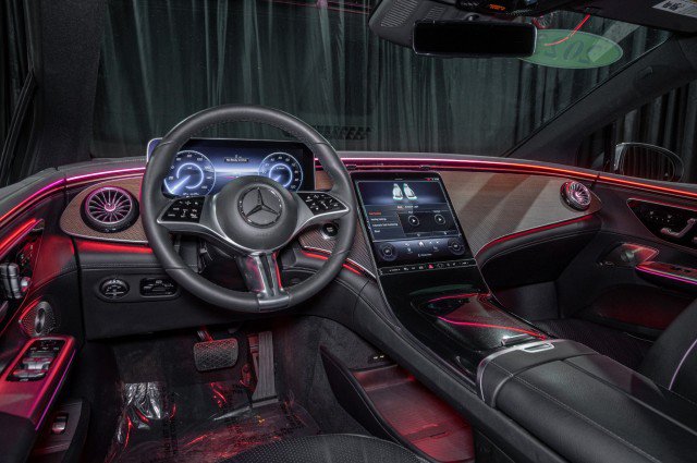 Certified 2023 Mercedes-Benz EQE 500 4MATIC Sedan image 18