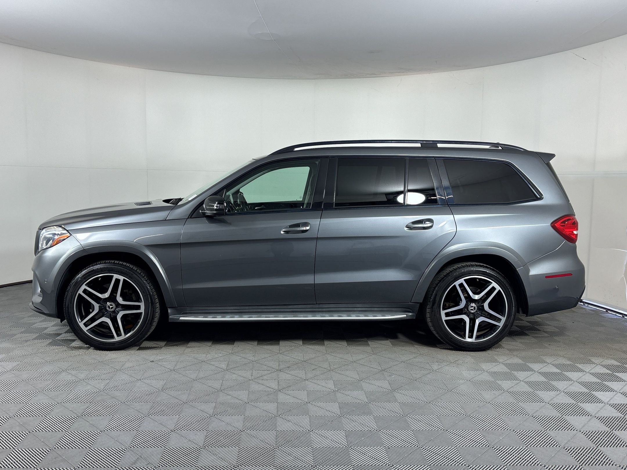 Used 2018 Mercedes-Benz GLS 550 4MATIC image 2