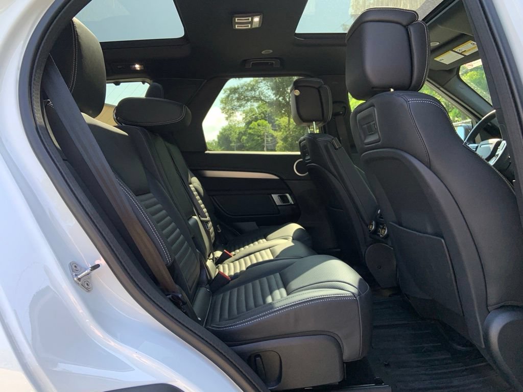 Certified 2025 Land Rover Discovery Dynamic SE AWD/4WD image 17