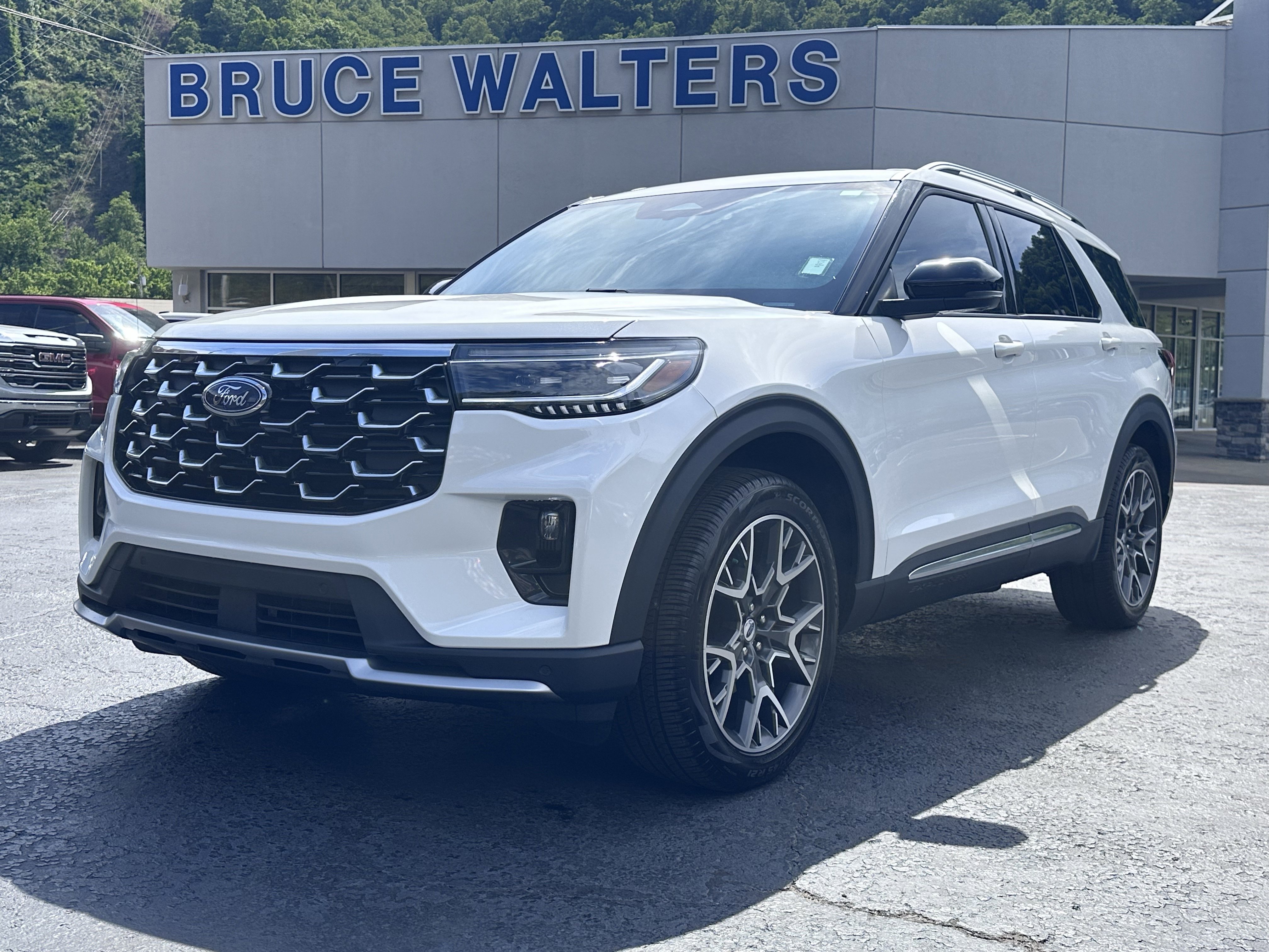 Used 2025 Ford Explorer Platinum w/ Ultimate Package AWD/4WD image 2
