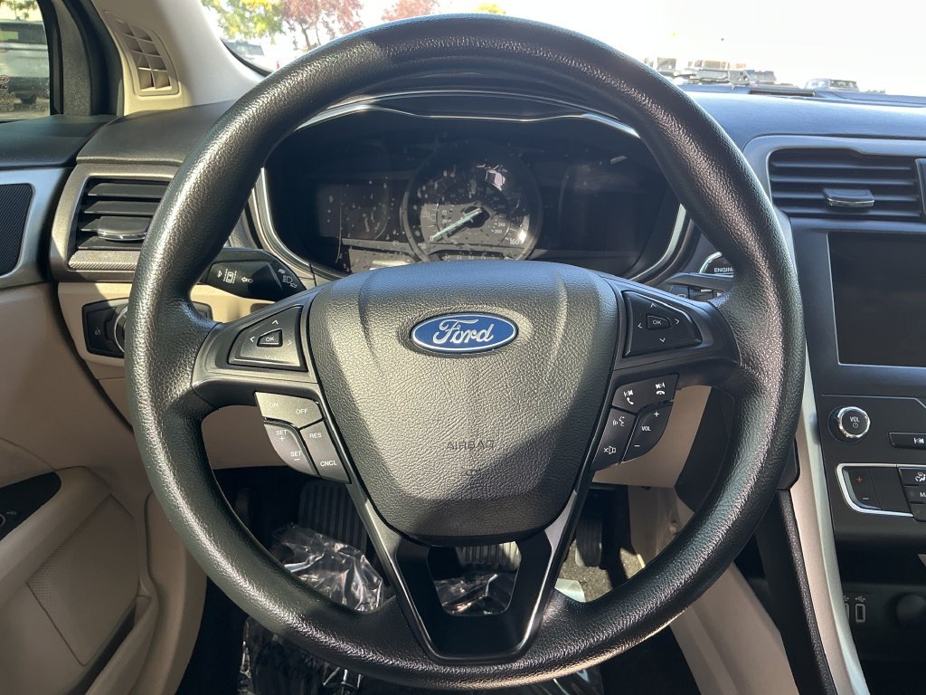Used 2020 Ford Fusion SE FWD image 15