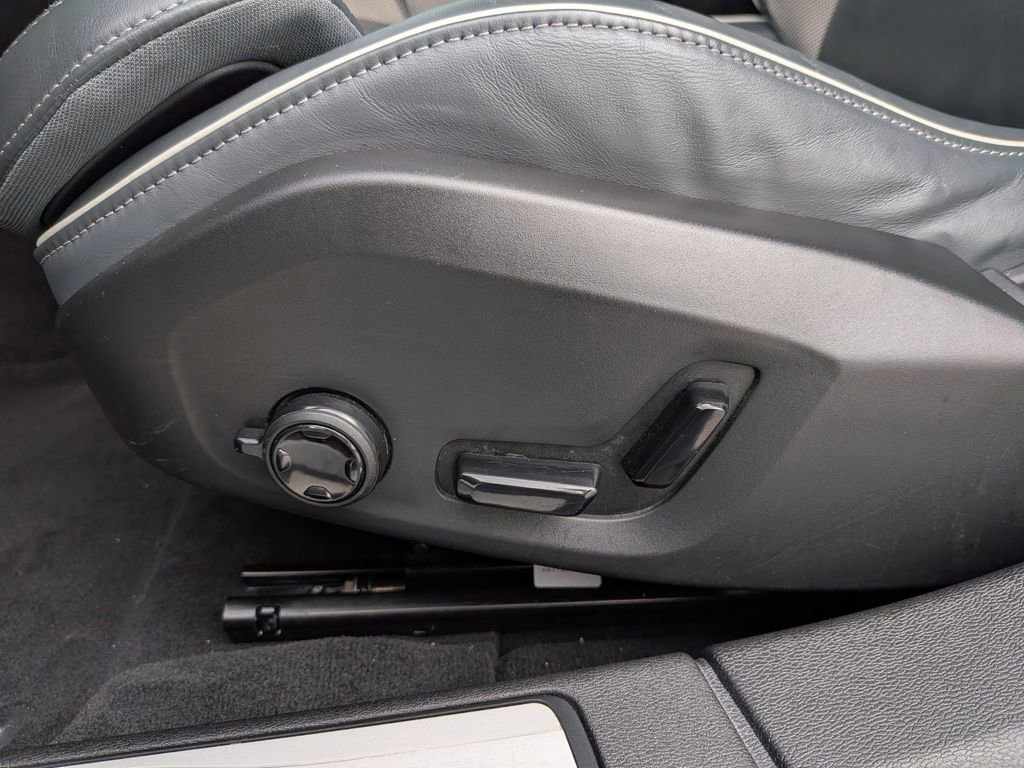 Used 2020 Volvo S60 T6 R-Design image 14