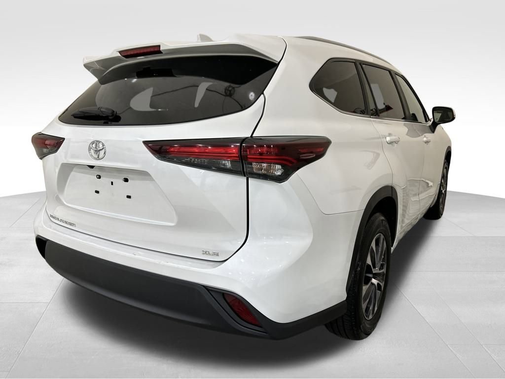 Used 2024 Toyota Highlander XLE image 5