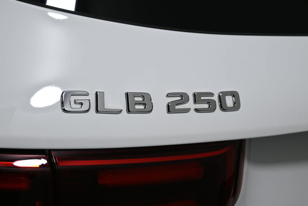 Used 2025 Mercedes-Benz GLB 250 4MATIC image 35