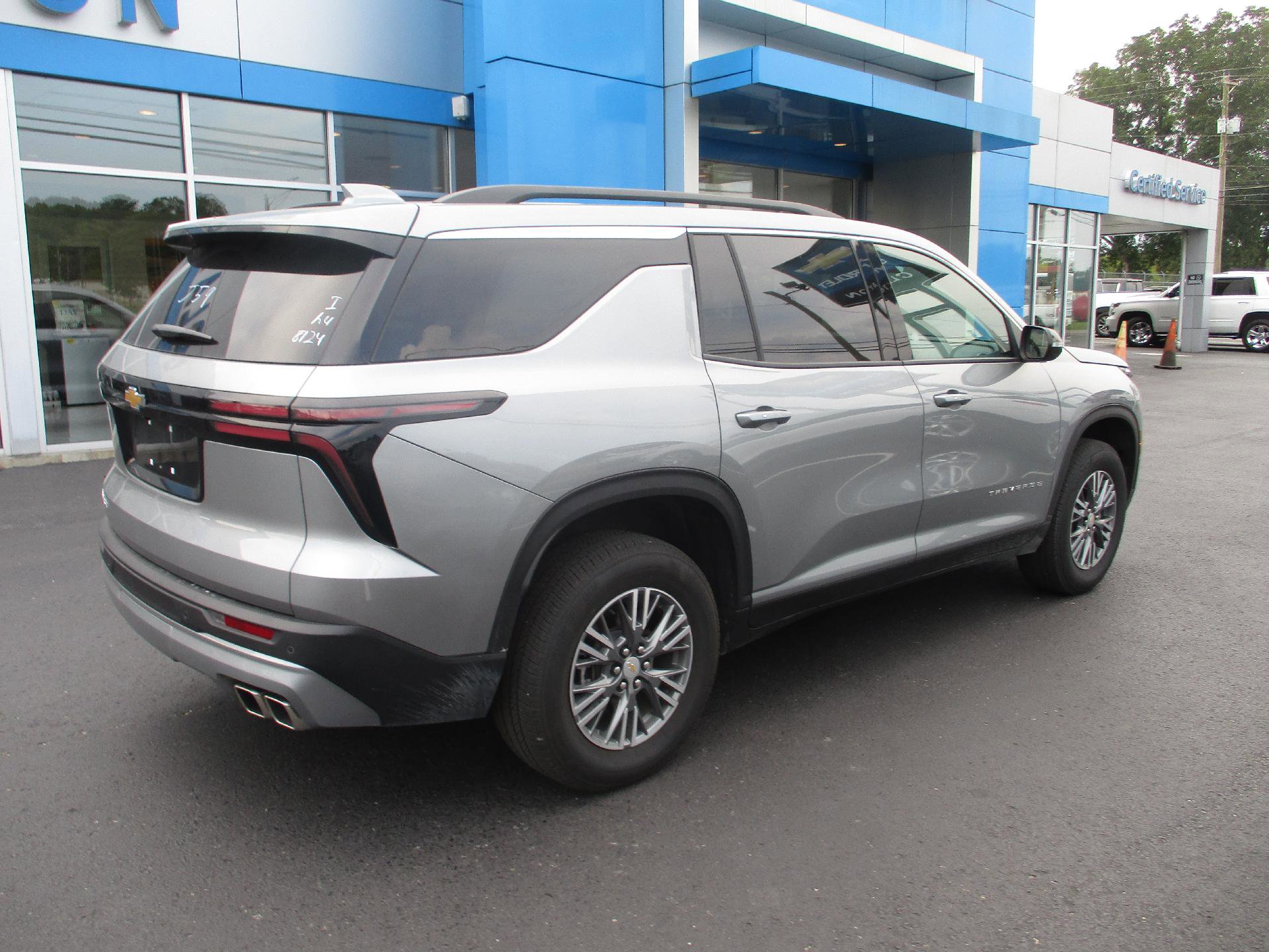 Used 2025 Chevrolet Traverse LT image 4